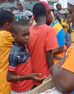 Partage de Friandises avec les Bébés